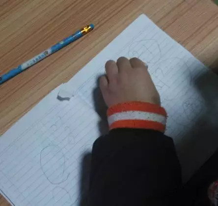 想知道孩子在校表現(xiàn)怎么樣？不用問老師，翻翻作業(yè)本就知道啦
