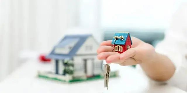 別人看房，你也在看房；別人交定金了，你還在看；別人準(zhǔn)備換房了，你還在看...