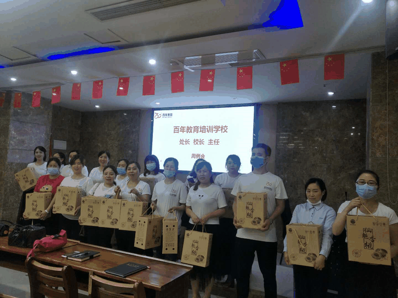 百年集團(tuán)為主管以上管理人員發(fā)放福利，充分彰顯“做受尊敬的百年人”的價(jià)值觀