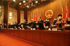 握手禮改為“拱手禮”，五千年中華文明禮節(jié)，因?yàn)橐咔橐馔饣謴?fù)了？