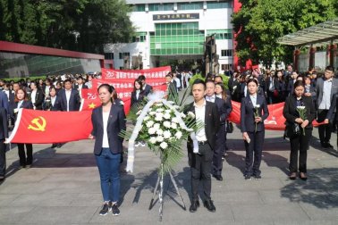 百年集團(tuán)舉行清明祭掃烈士陵園活動(dòng)